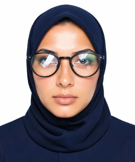 صورة تأشيرة السياحة السعودية — مثال خاطئ لصورة هوية: وهج على عدسات النظارة