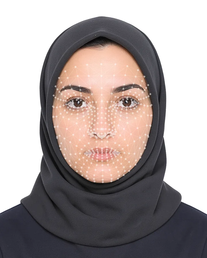 مثال لصورة بيومترية لتأشيرة السياحة السعودية بخلفية بيضاء وإطار مربع