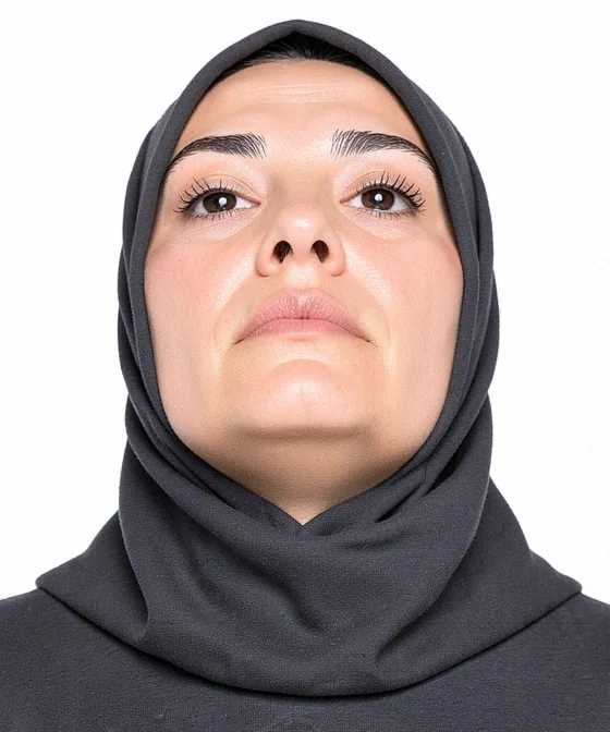 Umre ve Hac Vizesi Fotoğrafı — Yanlış vesikalık örneği: alttan yukarı çekim