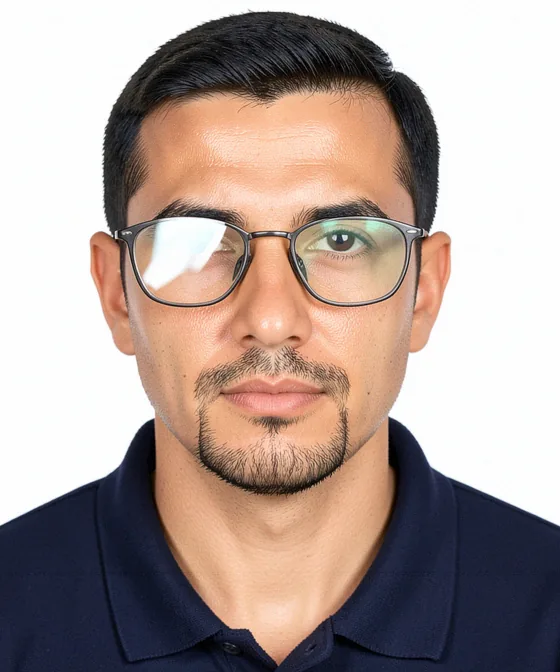 ABD Vizesi İçin 2×2 inç Vesikalık — Yanlış vesikalık örneği: gözlük camlarında parlama